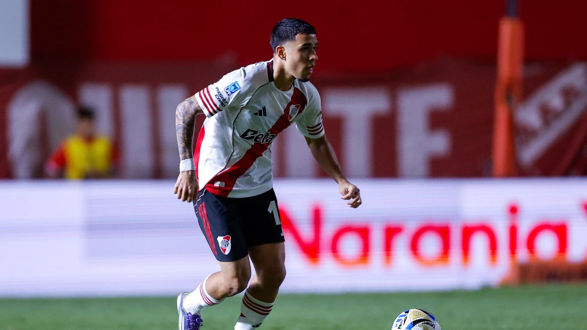 Kendry Páez de River controla el balón, en un partido de la Liga de Argentina entre Argentinos Jrs.