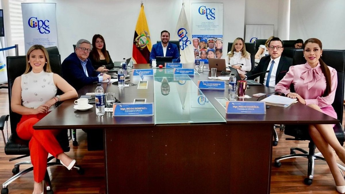 El presidente del CPCCS, Andrés Fantoni (c), convocó a los consejeros a la sesión virtual.