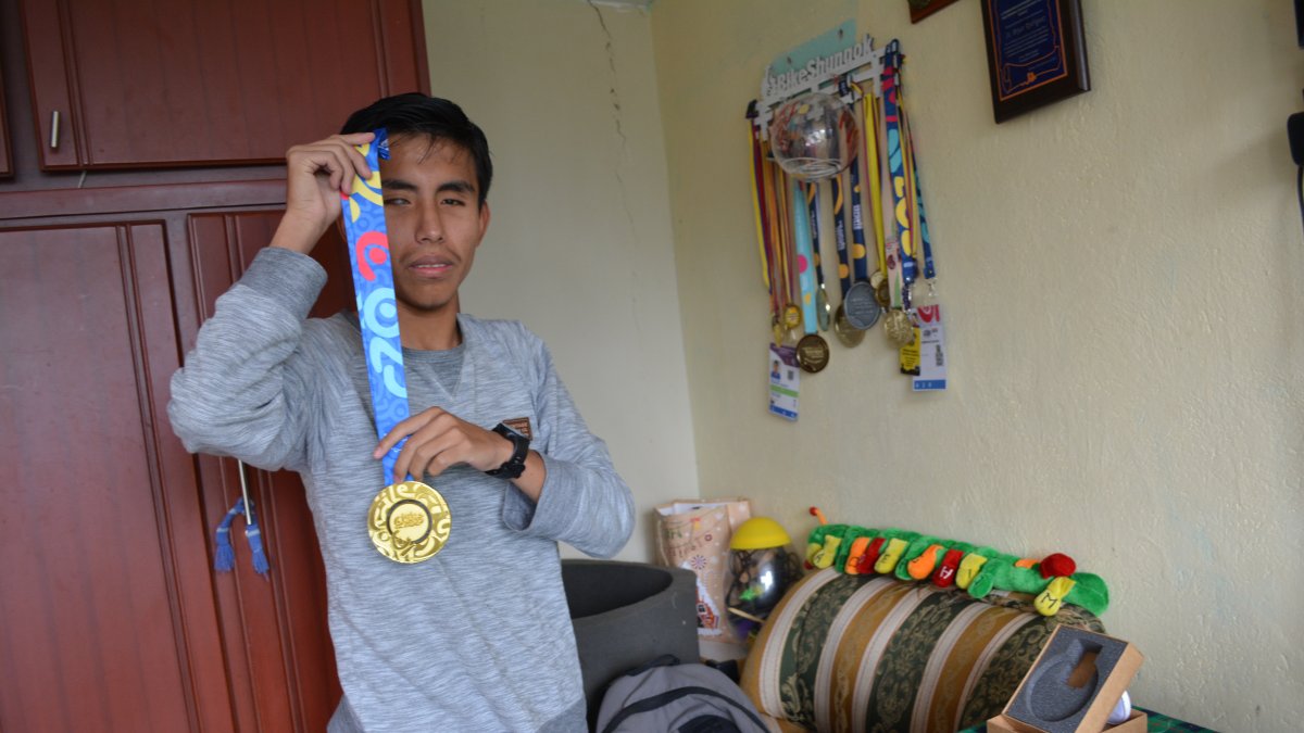 Bryan Rodríguez muestra orgulloso su última medalla de oro, conseguida en Chile, en los Juegos Parapanamericanos en Noviembre de 2025.