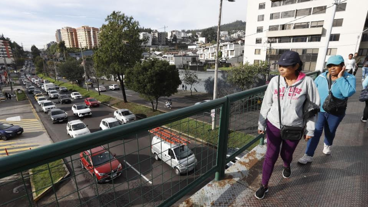 En la avenida Mariscal Sucre (Occidental), a la altura de El Pinar, se siente el rugir de vehículos, en el norte de Quito. La mayor contaminación por ruido proviene del tránsito.