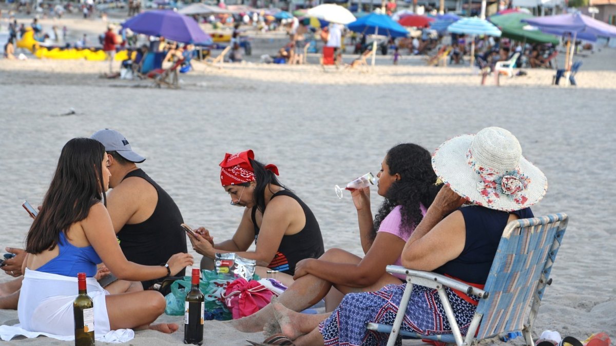 La celebración empezó en la arena entre amigos.