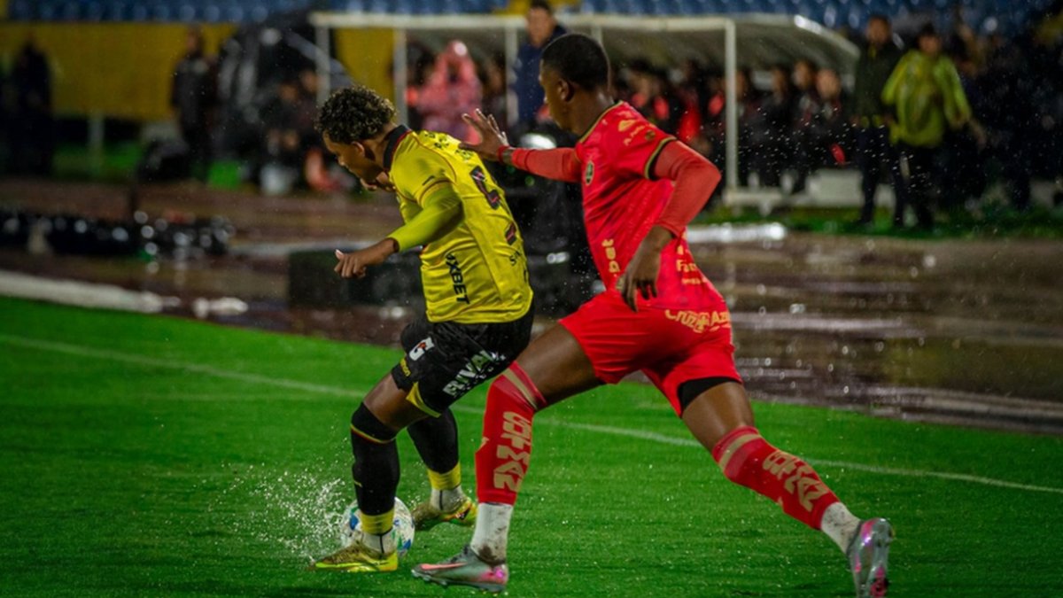 Barcelona SC vs Aucas fue por la Noche Amarilla en Quito.
