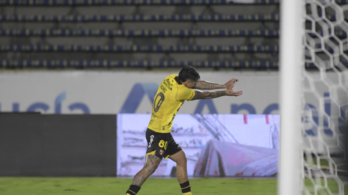 El Toto Nuñez de Barcelona SC y su gol ante Aucas en la Noche Amarilla.