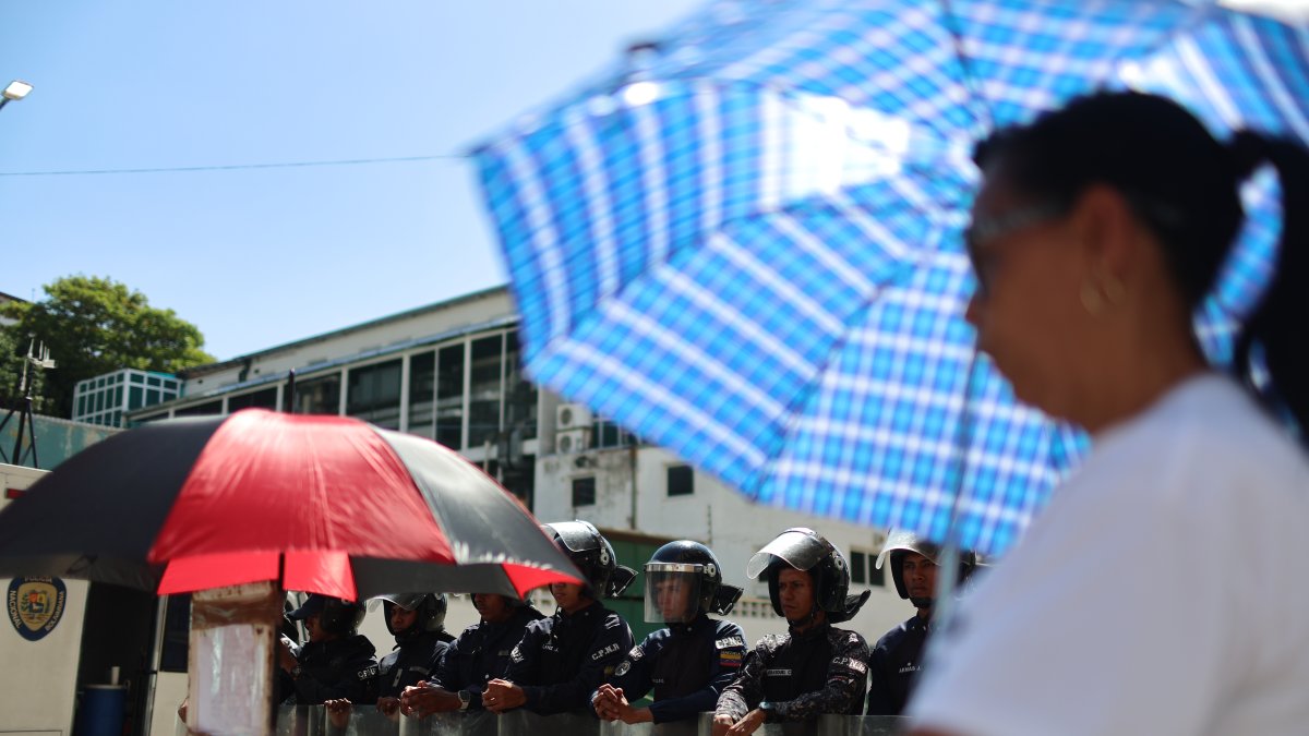 Integrantes de la Policía Nacional Bolivariana de Venezuela custodian durante una huelga de hambre de familiares de presos políticos este sábado.