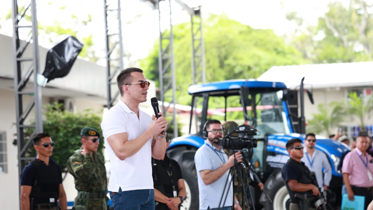 El presidente Daniel Noboa en la visita que hizo a los agricultores en Daule.