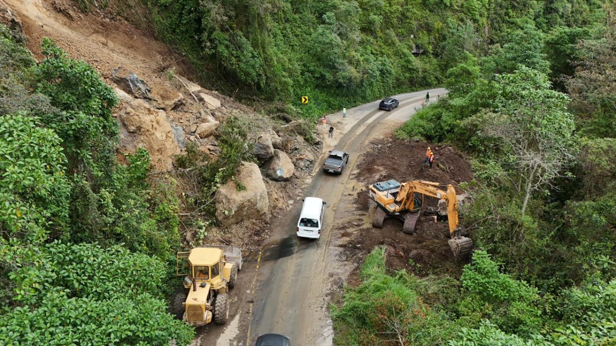 La Prefectura de Pichincha ejecuta labores de limpieza en la vía Mitad del Mundo – Río Blanco afectada por deslizamientos.