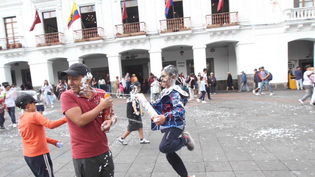 Quito se llena de alegría y color con la celebración del Carnaval 2026.