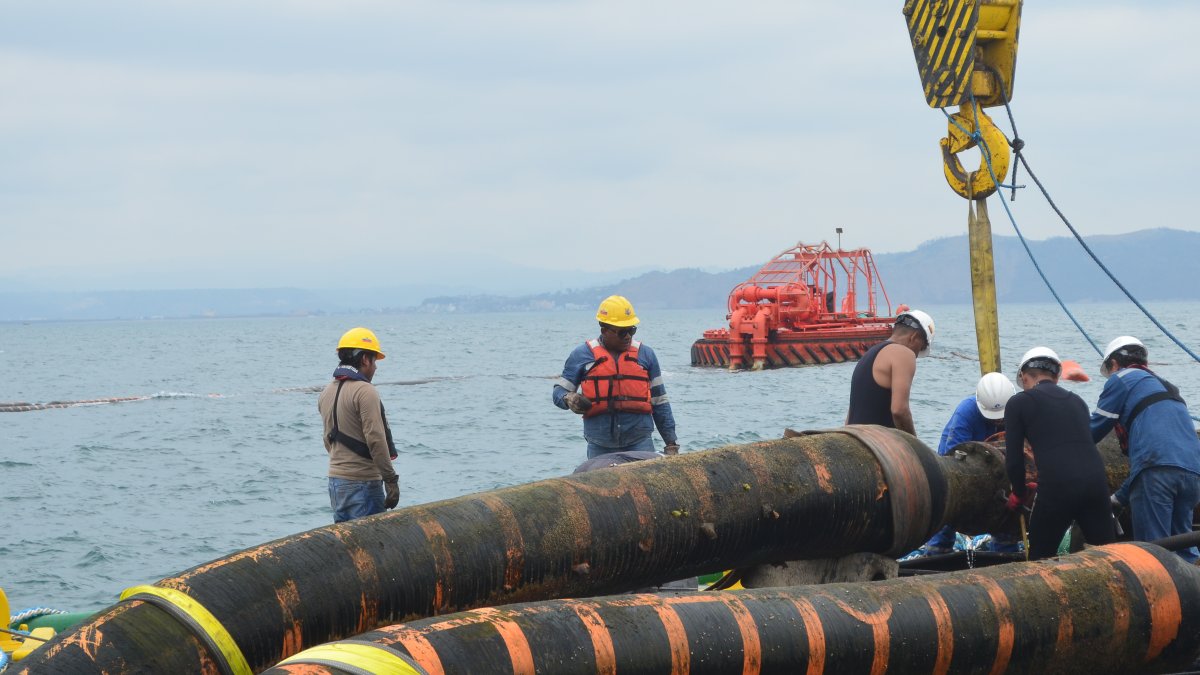 Foto referencial de trabajos realizados en el terminal marítimo de Esmeraldas.