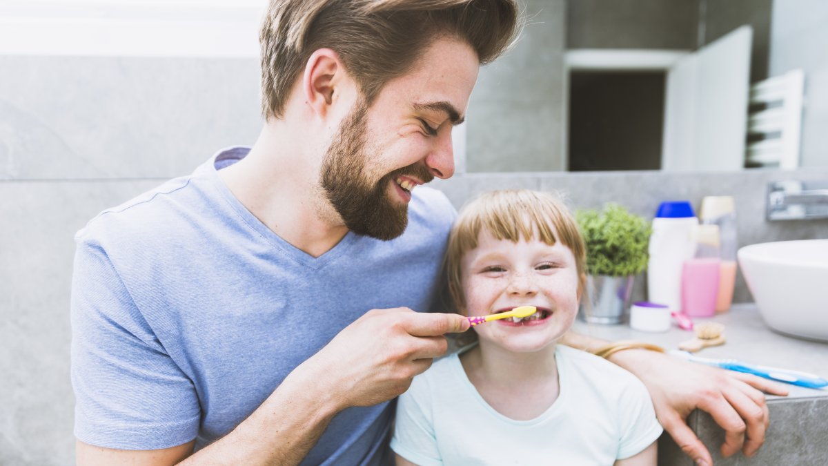 Es obligatorio el uso de hilo dental desde la aparición de los primeros dientes, ya que ayuda a retirar restos de comida acumulados entre diente y diente, donde el cepillo no llega.