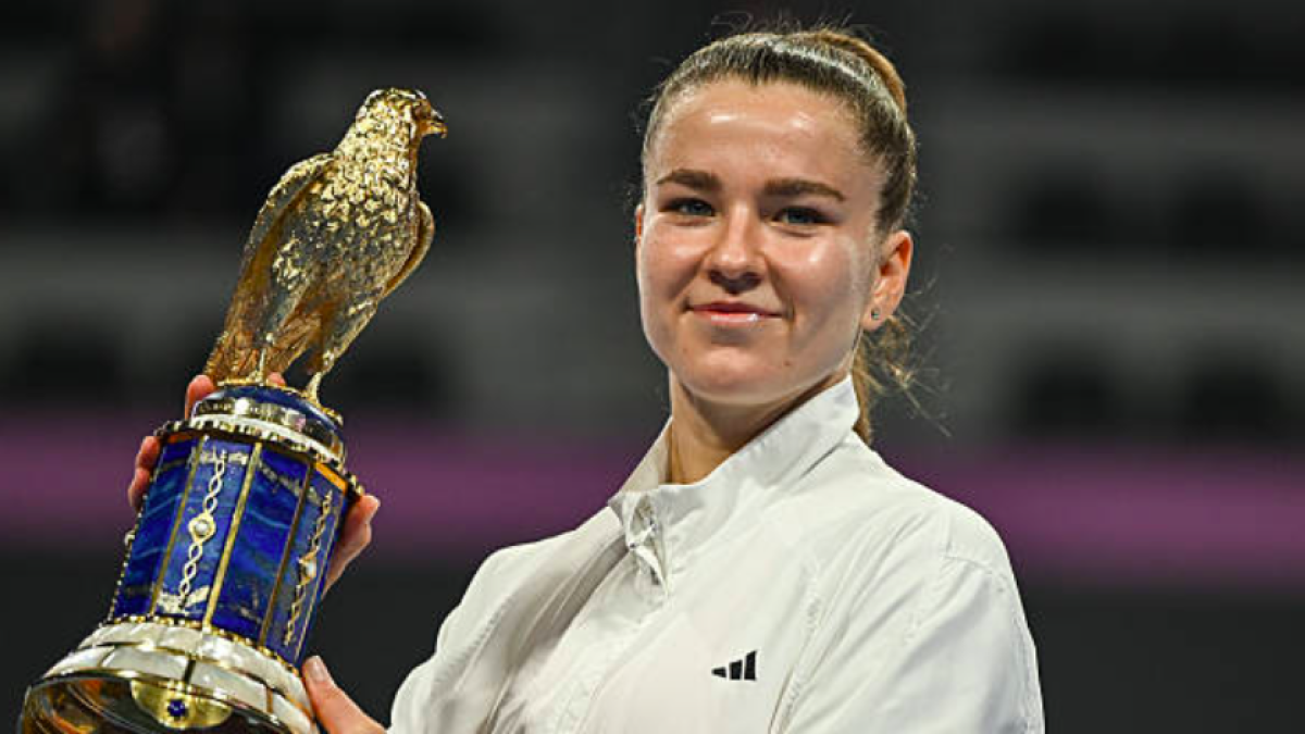 La tenista de 29 años Karolina Muchova con el título de Doha.