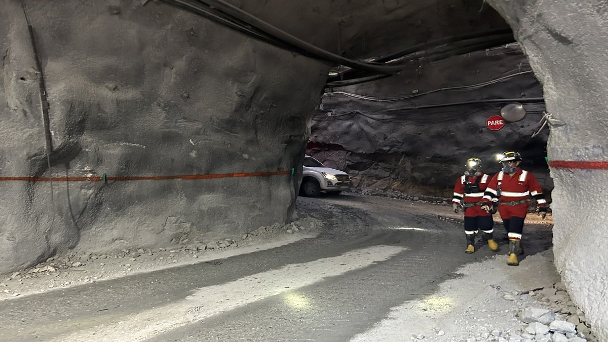 Esta mina de oro a gran escala tiene 10 niveles en operación. El último se encuentra a 930 metros de profundidad. Cuenta con ventilación e iluminación.
