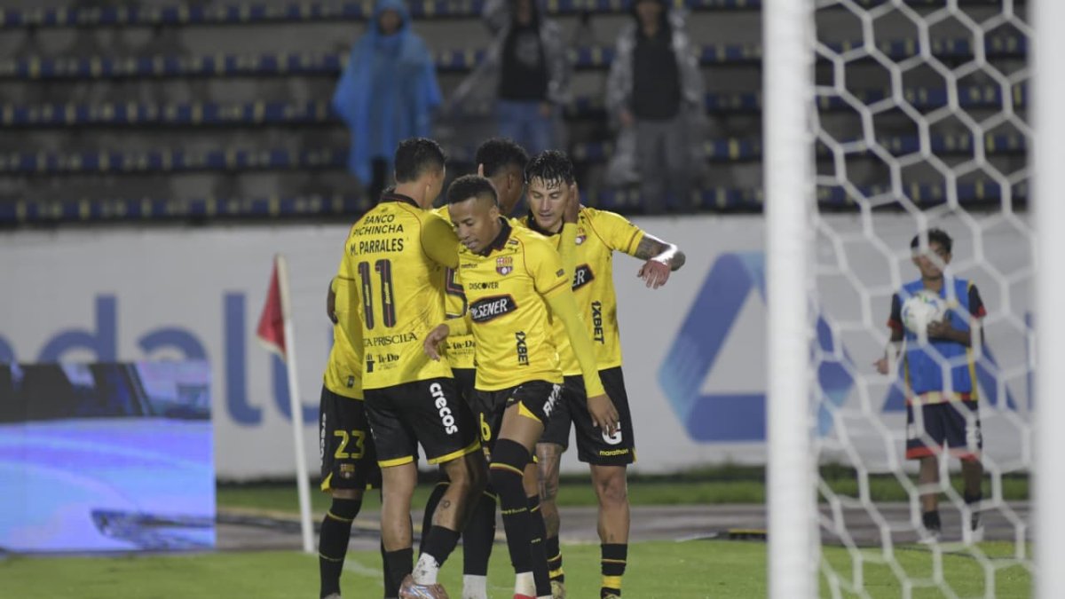Sergio Núñez (d), otro de los refuerzos extranjeros del Ídolo, anotó el gol de la victoria.