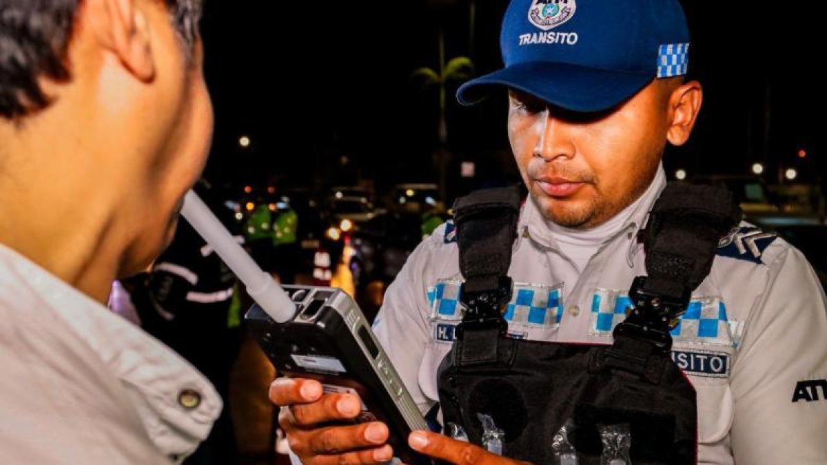 Los agentes de tránsito realizan operativos a conductores.