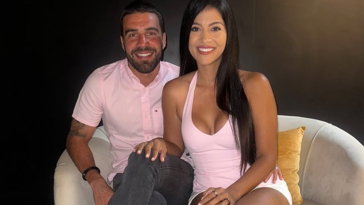 Rahab Villacrés con el futbolista Alexander González.