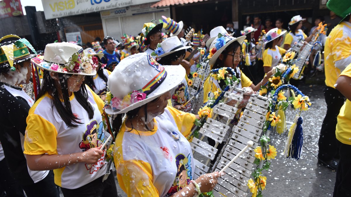 Comparsas, carrozas y espuma llenaron de color las calles de Amaguaña durante el Corso de Flores y Colores del Carnaval 2026.