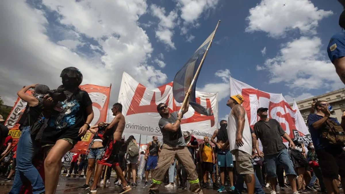 Buenos Aires. Una persona sostiene una bandera, durante la fuerte protesta que se dio el pasado miércoles.