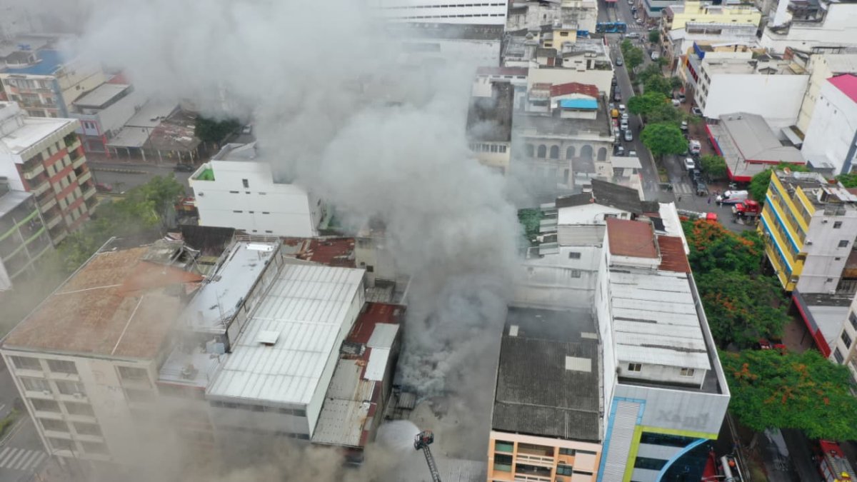 El incendio ha generado temor entre la ciudadanía del centro de Guayaquil.