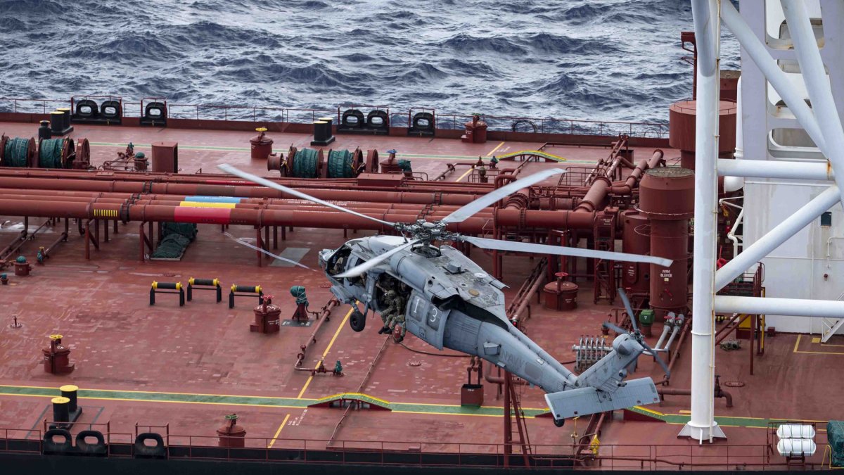 Imagen difundida por el gobierno estadounidense del abordaje al petrolero