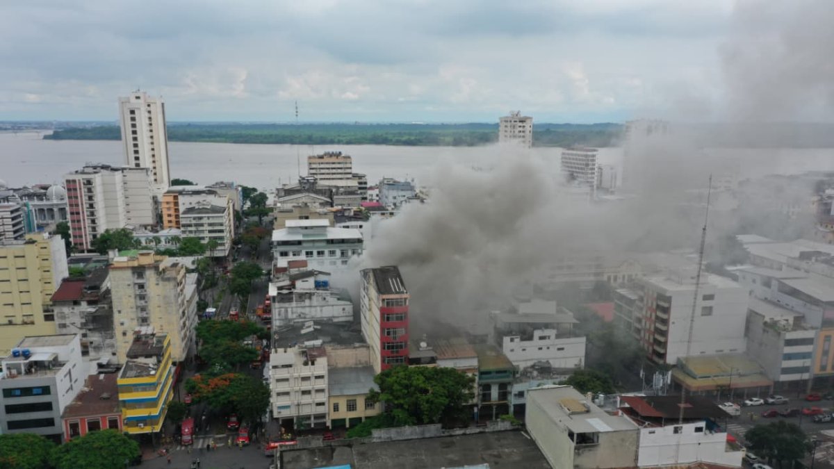 El incendio ha dejado al menos tres locales afectados.