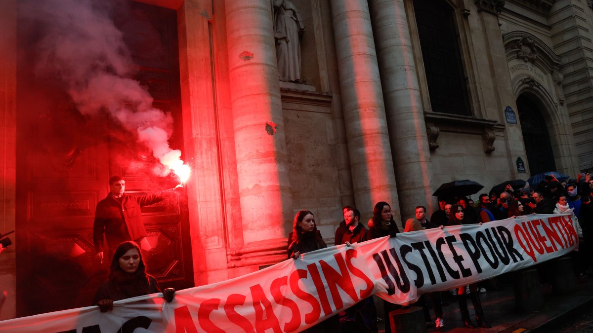 Decenas de personas sujetan una pancarta en la que se lee 'Antifa killers, justice for Quentin', durante un homenaje a Quentin.