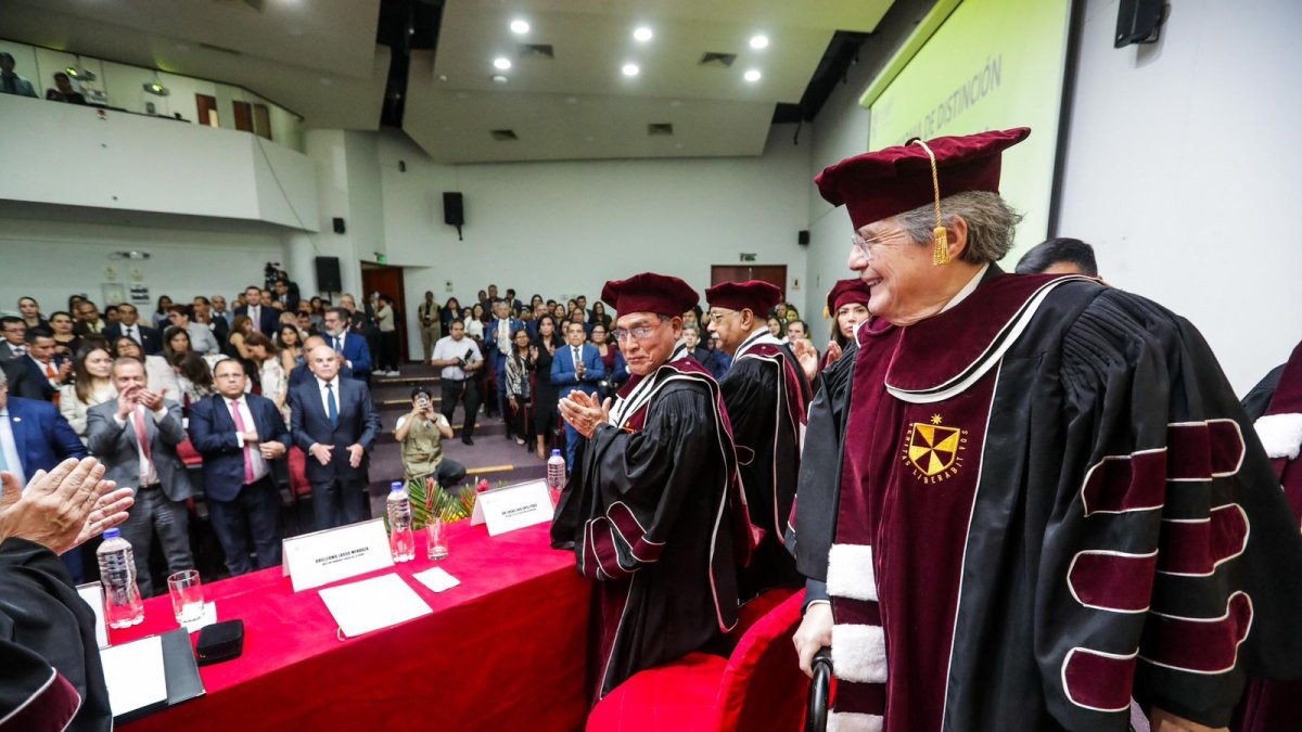 Universidad de San Martín de Porres distingue trayectoria al exmandatario ecuatoriano, Guillermo Lasso.