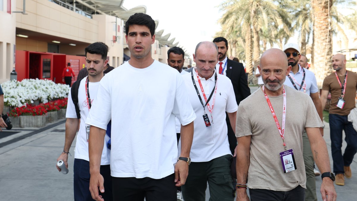 Carlos Alcaraz, previo al inicio del torneo de Doha, aprovechó para visitar en los Test de Bahrain de F1 a los españoles Fernando Alonso y Carlos Sainz.
