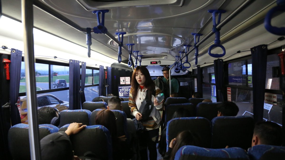 Servicio. Para los usuarios, el transporte público desde la terminal aérea es una opción más económica que un taxi, cuyo costo sobrepasa los $ 20 .