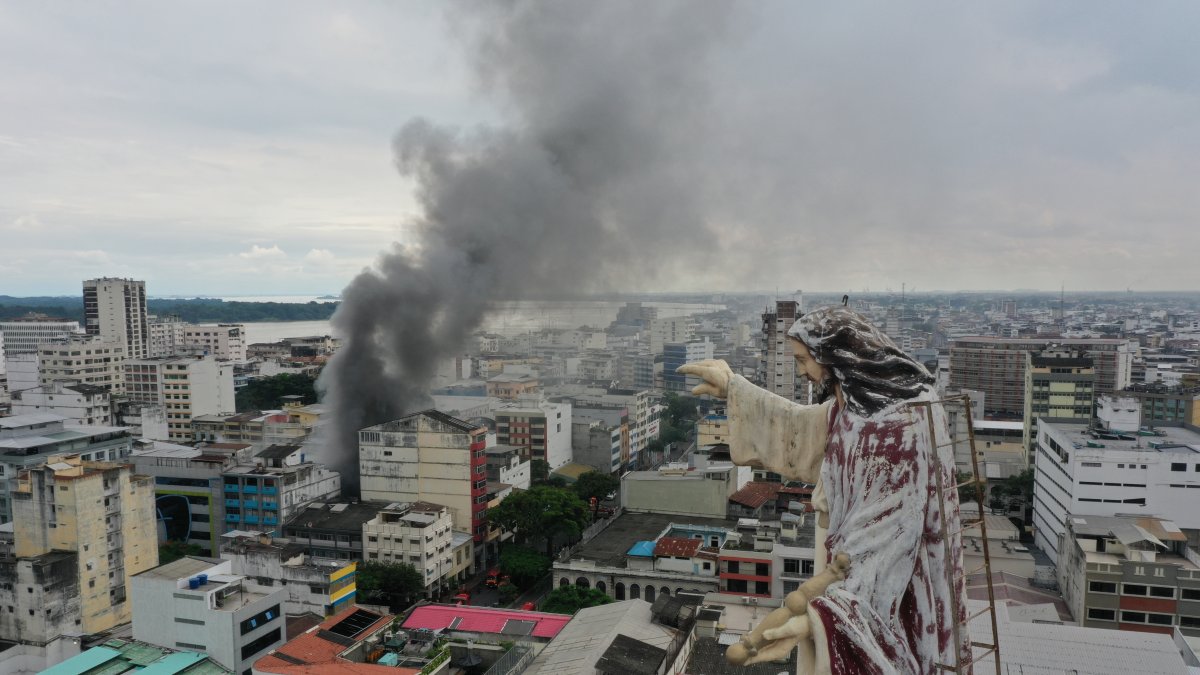 Durante el mediodía, gran parte del centro fue cubierto por un humo negro
