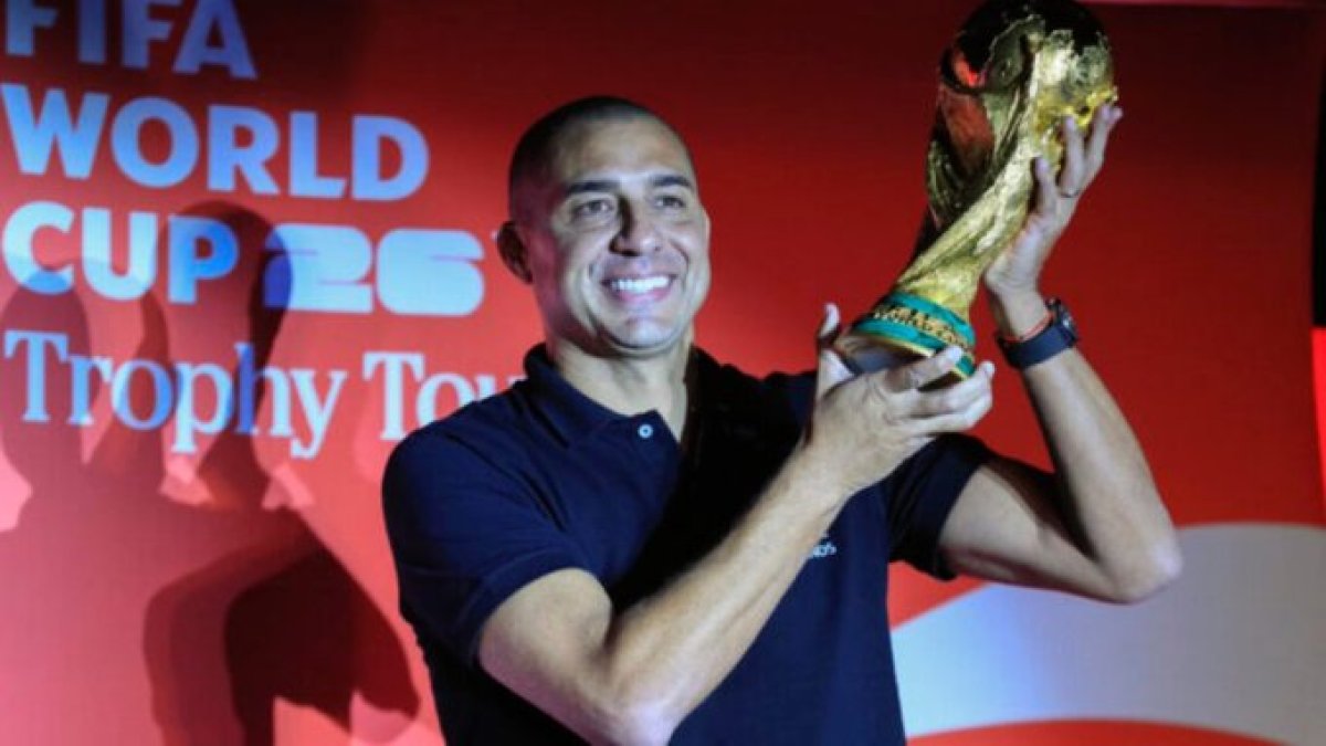 David Trezeguet como embajador FIFA y el trofeo de la Copa Mundial 2026.