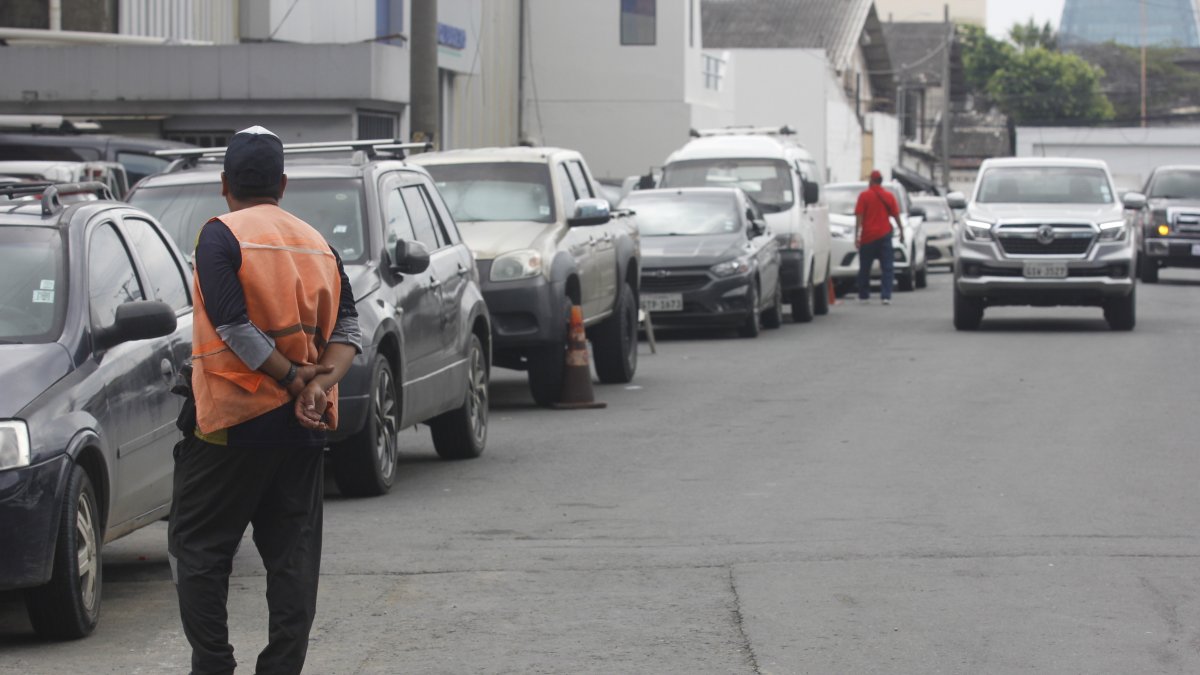 Los franeleros son los que ponen el orden vial en la ciudadela Adace