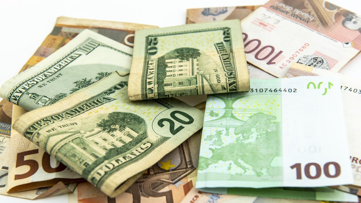 Un grupo de billetes de dólares y de euros.