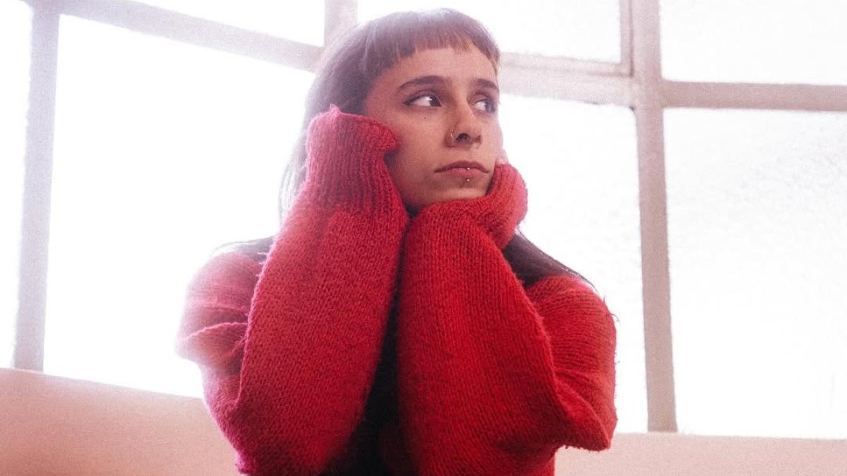 Muy Valen también ha formado parte de las agrupaciones Pan de Dulce y Tombó. Y durante su estancia en Bogotá armó Neurodivertrío.