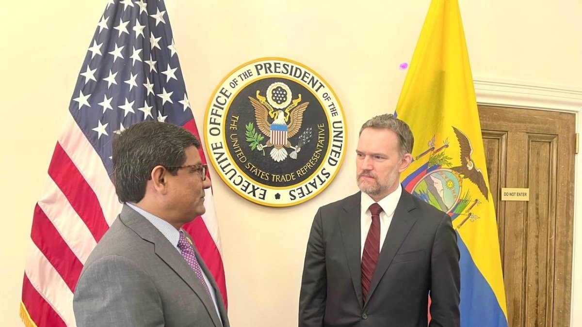 El ministro de Producción de Ecuador, Luis Alberto Jaramillo (izquierda) en los diálogos para un acuerdo con Estados Unidos.