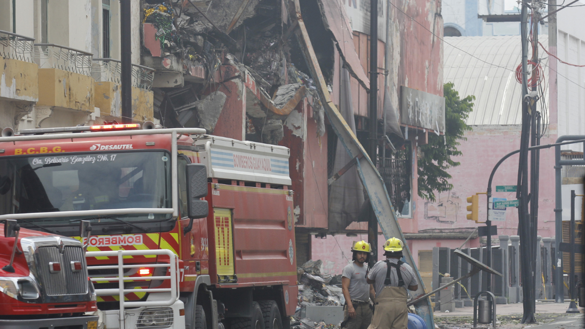 Bomberos han intervenido en el edificio Multicomercio por varios días.