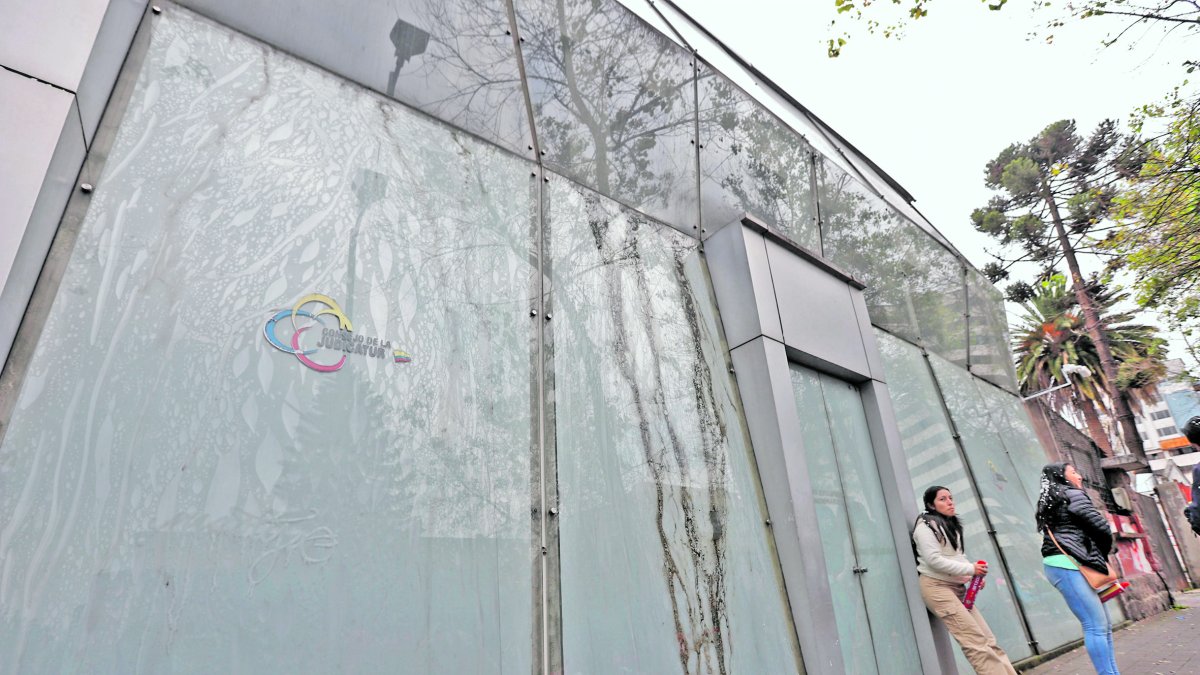 La falta de mantenimiento en la Unidad de la Niñez, Mujer y Familia de Quito es parte de la crisis.