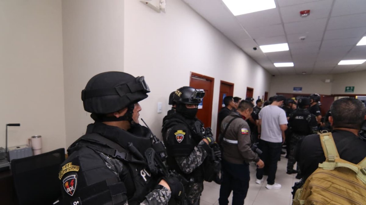 Personal policial ingresó la noche del 15 de febrero de 2026 a las oficinas de Segura EP.