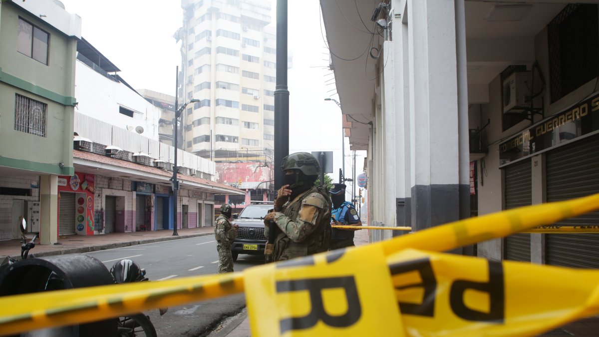 La Policía Nacional y Fuerzas Armadas acordonaron las cuadras cercanas al edificio Multicomercio en el centro de Guayaquil.