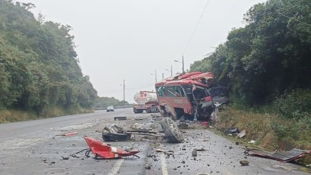 El Ecu 911 coordinó la atención tras la alerta de un siniestro entre un bus y un tráiler.