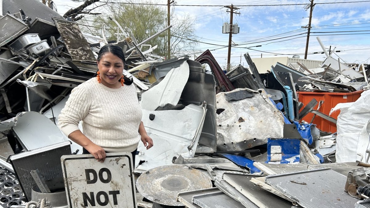 La copropietaria de Recyco Vanessa Gallego Luján, ordenando material de reciclaje durante una entrevista para con EFE en Tucson (EE.UU.).