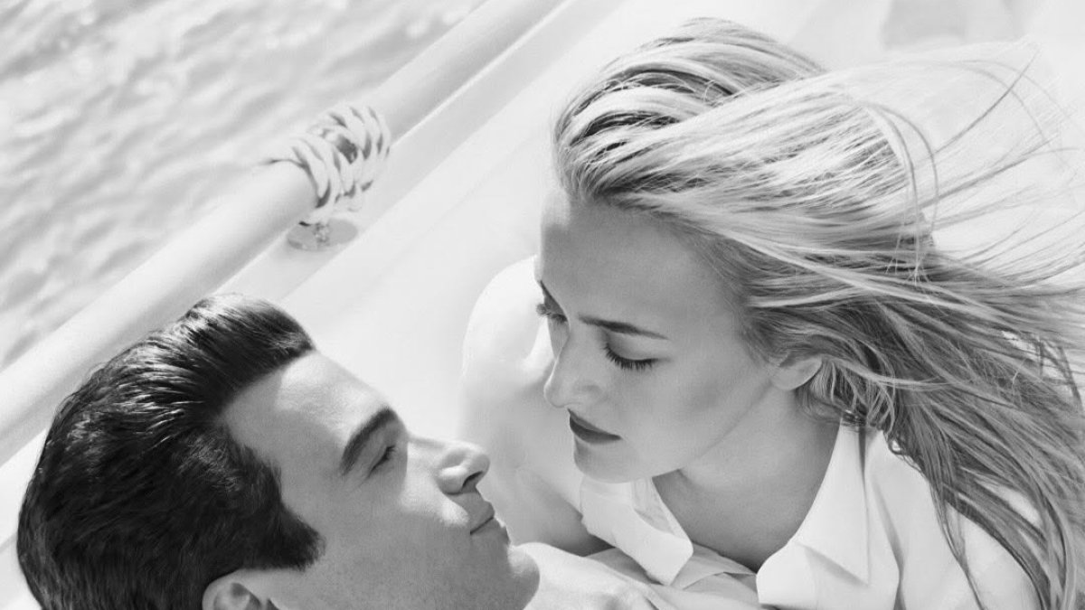 Paul Anthony Kelly como JFK Jr. y Sarah Pidgeon como Carolyn Bessette