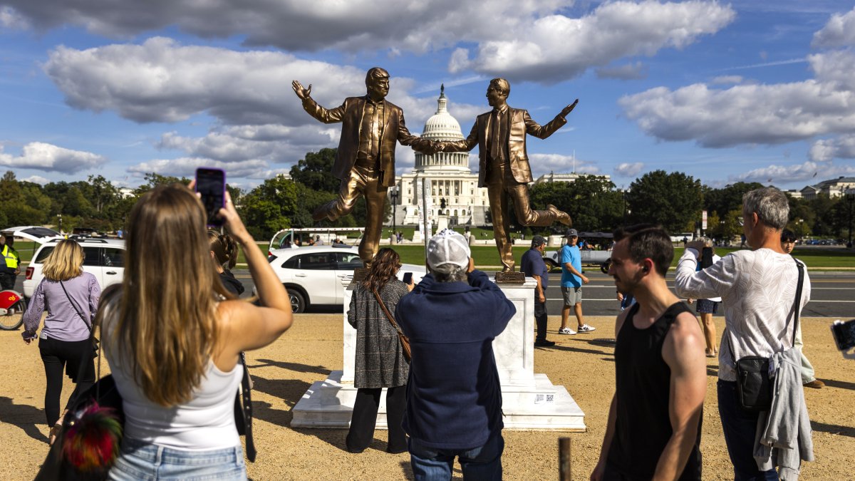 Una estatua que representa al presidente Donald Trump y a Jeffrey Epstein regresó al National Mall en Washington D.C., el 2 de octubre de 2025. Es una obra de arte de protestas.