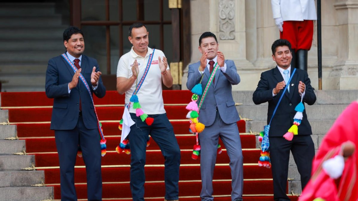 El presidente de Perú (de blanco) baila en el evento de presentación del Carnaval Puneño 2026.
