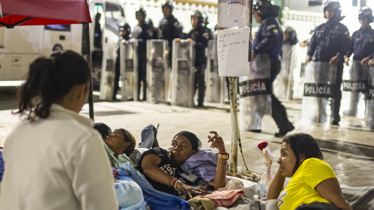 Familiares de presos políticos en huelga de hambre en Caracas sufren problemas de salud.