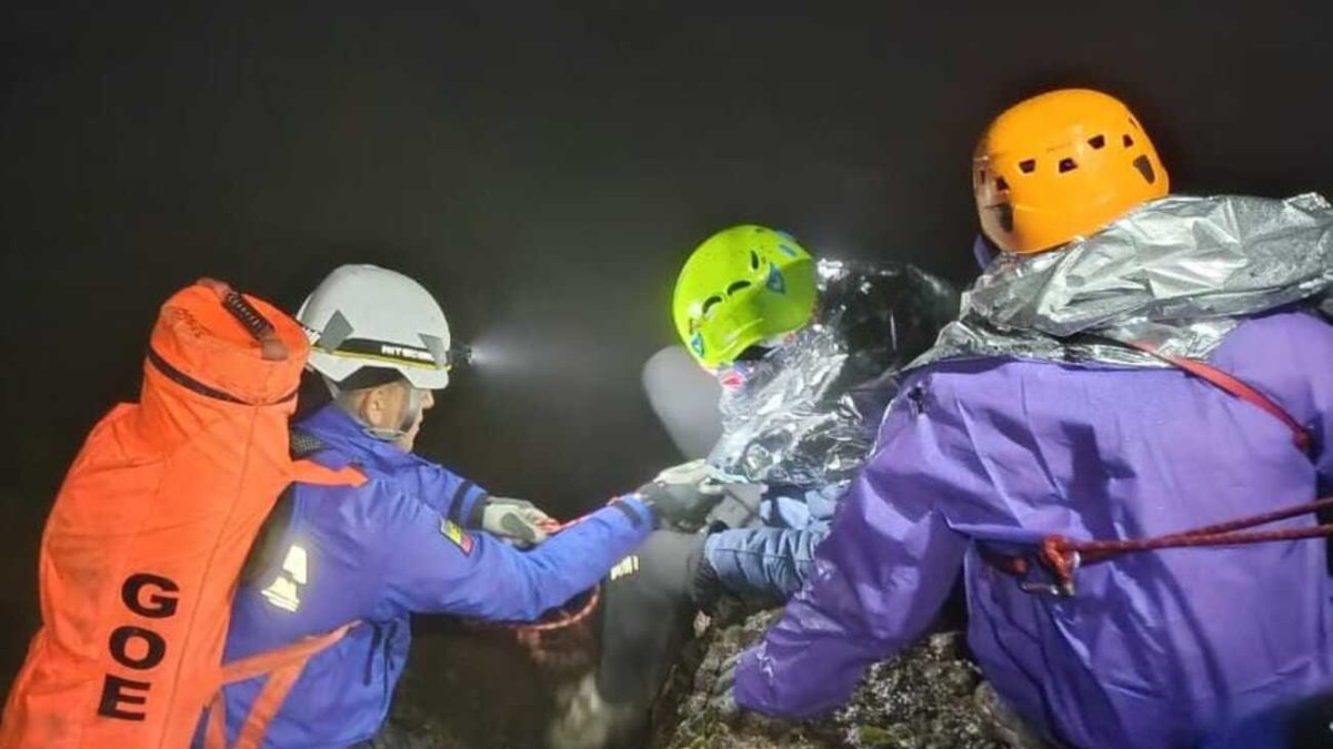 La Policía Nacional fue parre del equipo que rescató a los montañistas en el Volcán Corazón.
