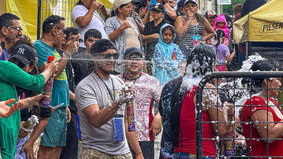 Juegos. Los locales y visitantes disfrutan del carnaval con la espuma. Personas de todas las edades se divierten de forma sana en el centro de las ciudades lojanas.