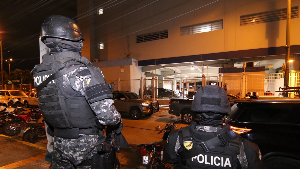 Agentes de la Policía Nacional intervinieron las oficinas de Segura EP, en la ciudadela Martha de Roldós, la noche del domingo 15 de febrero.