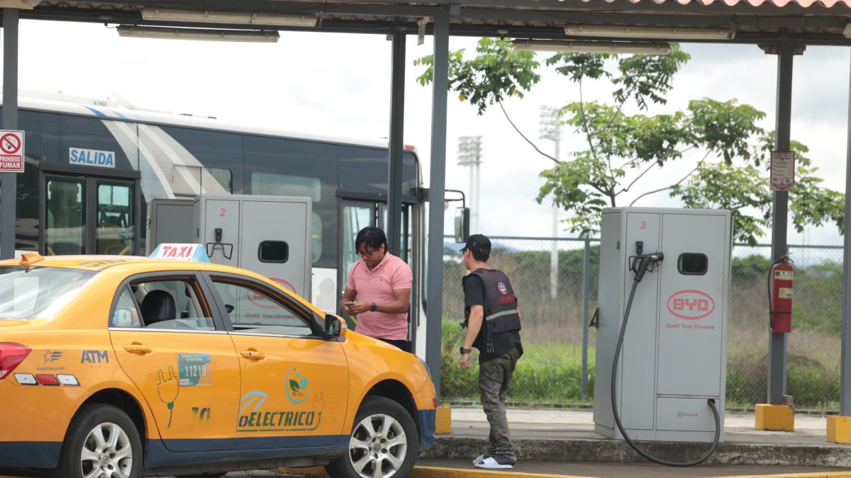 Estaciones. En Ecuador funcionan unas 30 electrolineras con servicio de carga rápida para los carros eléctricos.
