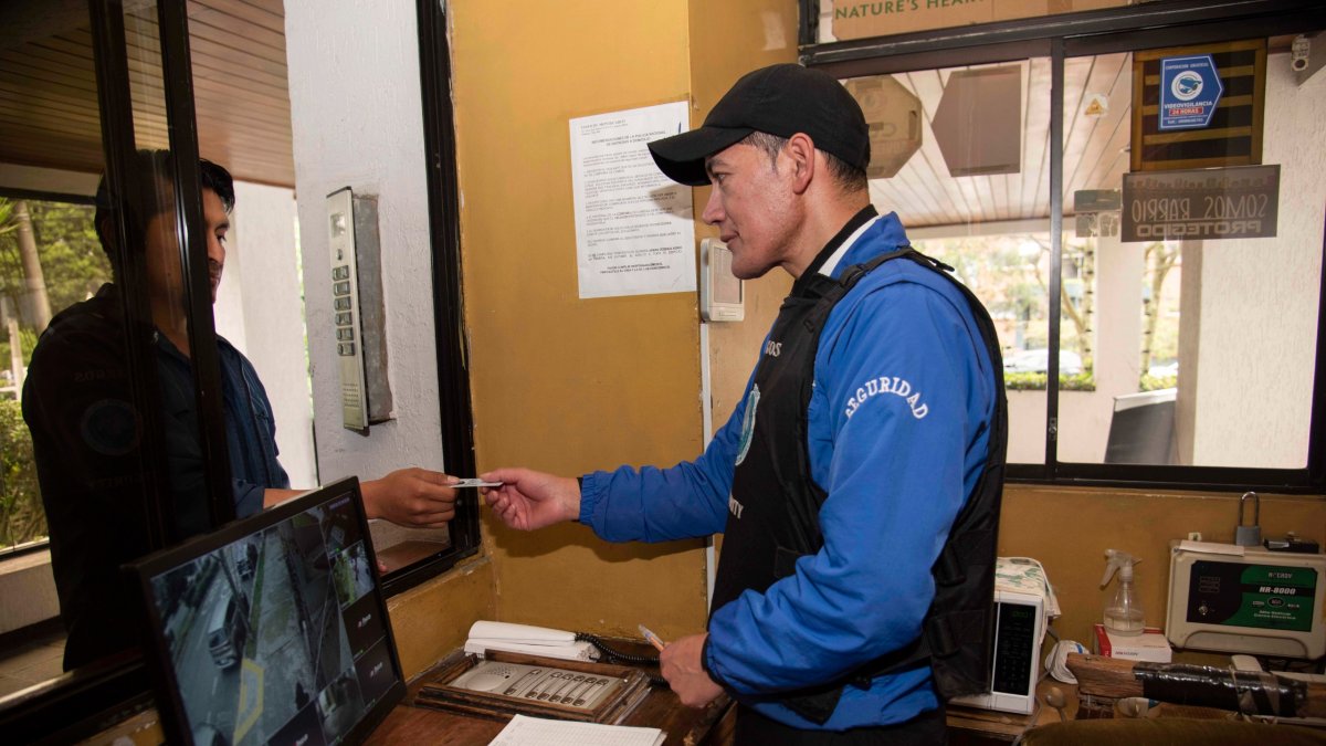 Prevención. En distintos edificios residenciales se priorizan acciones como la vigilancia, el control de visitantes, etc.