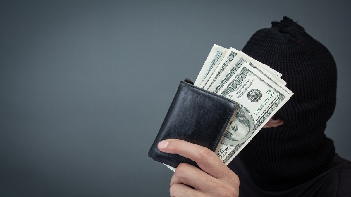 La norma prohíbe que personas naturales o jurídicas, ajenas al sistema financiero nacional, realicen captación de dinero del público u ofrezcan créditos.