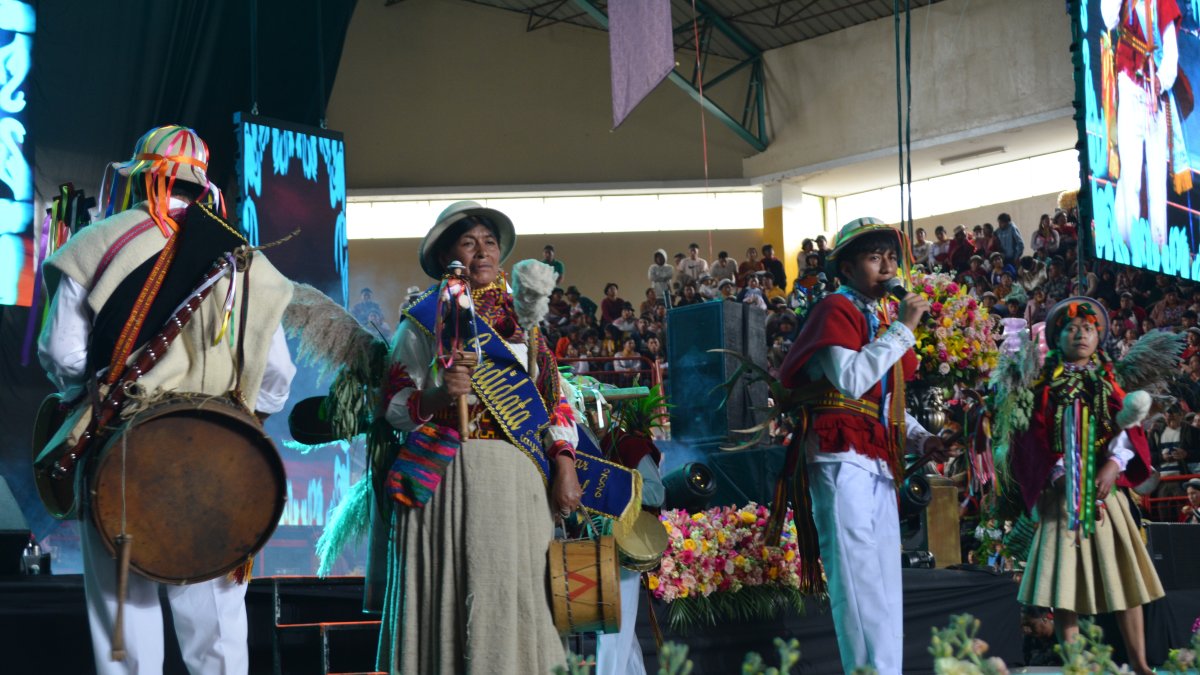 Las nuevas y las viejas generaciones participan en las danzas del conocido ritual.